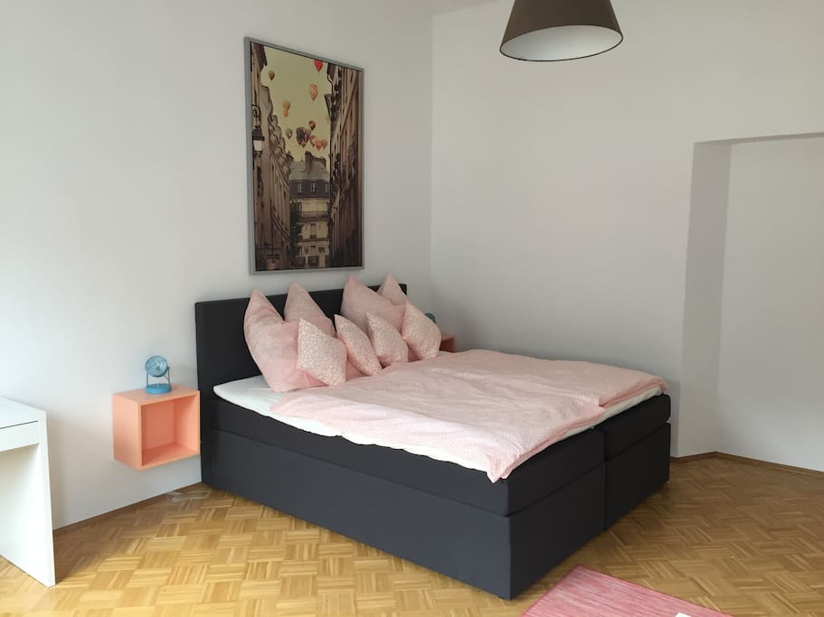 Großes Bett im Wohnzimmer
