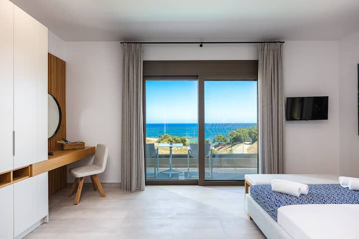 Rangi angavu na chic ya kifahari huchanganya katika chumba cha kulala na maoni ya ajabu ya bahari.