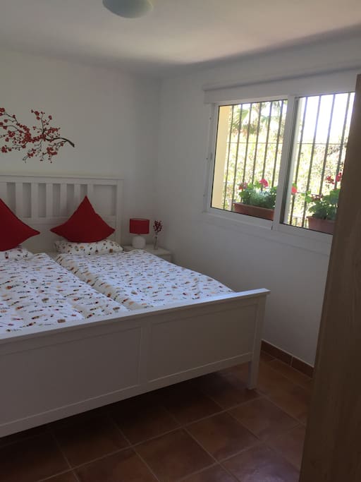 Wunderschönes Schlafzimmer mit Blick in den Garten, Kleiderschrank mit Bügeln vorhanden