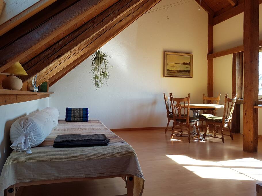 3. Bett und Wohnraum. Hier würde eine allfällige dritte Person schlafen (kann komplett abgedunkelt werden).