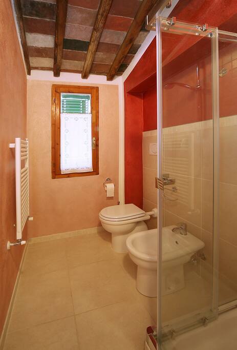 Bagno Rosa con finestra