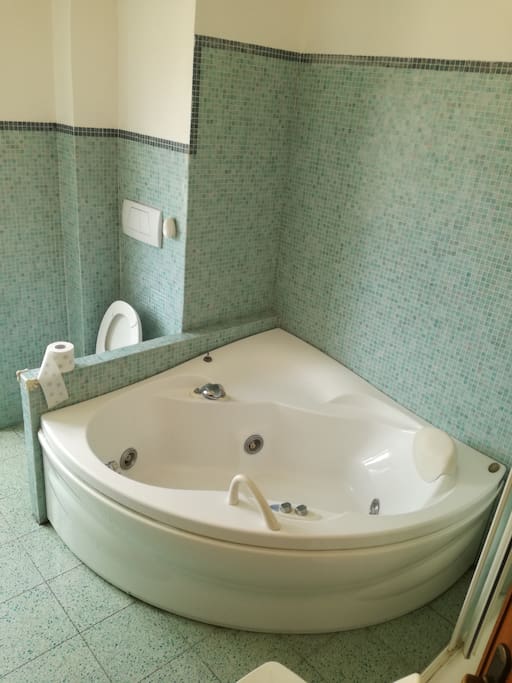 bagno grande con idromassaggio
