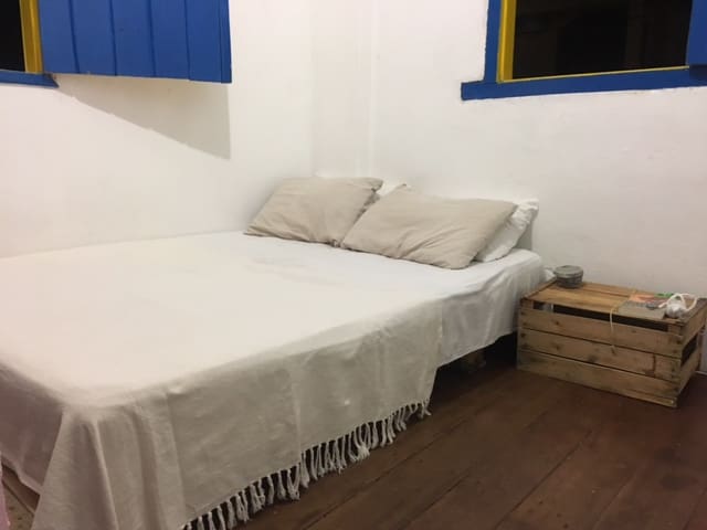 Quarto rústico perfeitamente ubicado em Arraial