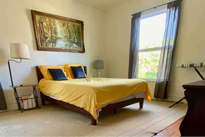 Hlavná spálňa so 45-palcovou HDTV, novým rámom postele a matracom. Okenná jednotka 6000BTU klimatizácia.