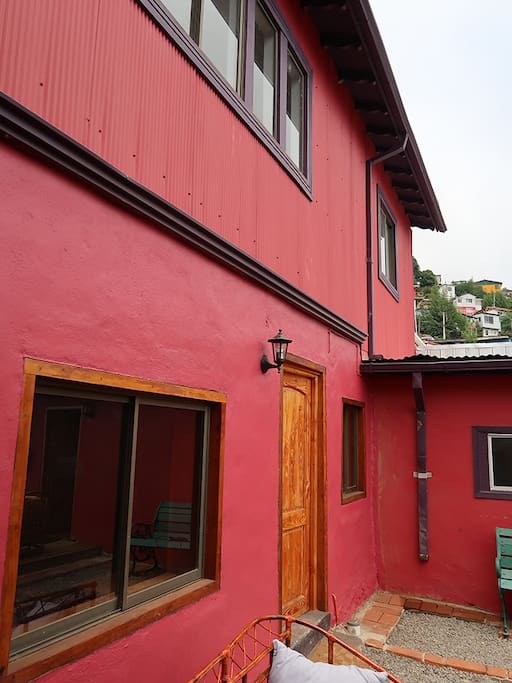 Fachada de la casa, tomada desde la terraza patio