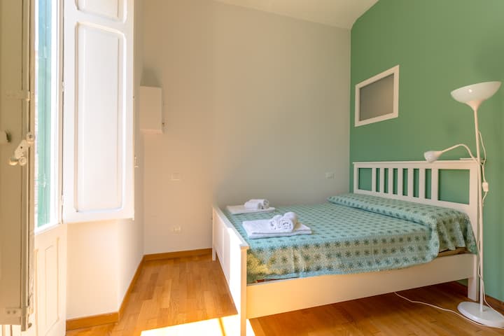 Светла спална соба