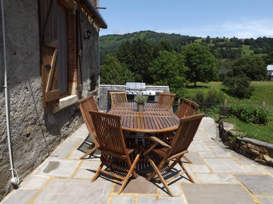 The patio, bbq and outside dinning area