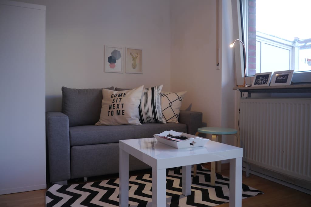 Das bequeme Sofa kann ausgefahren werden als zusätzlicher Schlafplatz.