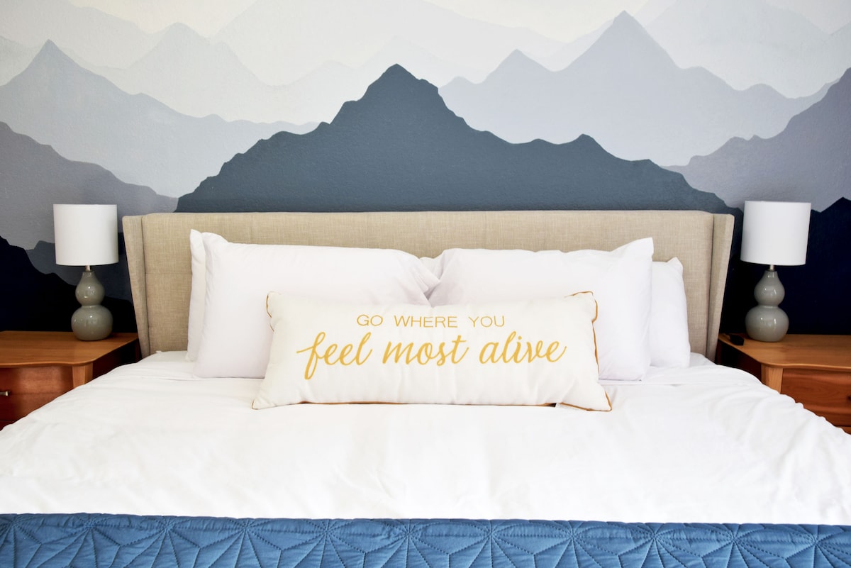 V horskej izbe je manželská posteľ veľkosti king size s prémiovým matracom a pri okne sú zatemňujúce žalúzie. V tejto miestnosti je nádherný pracovný priestor so stolom, hlučným strojom, nabíjacím portom a perami a papierom na poznámky. Ventilátor a okenná klimatizácia.