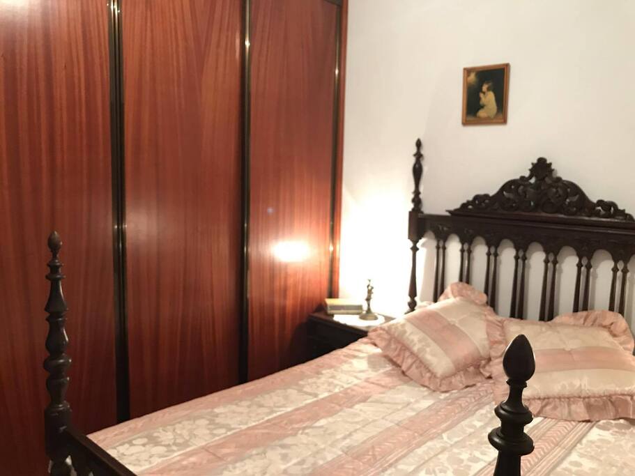 Quarto arejado e iluminado.