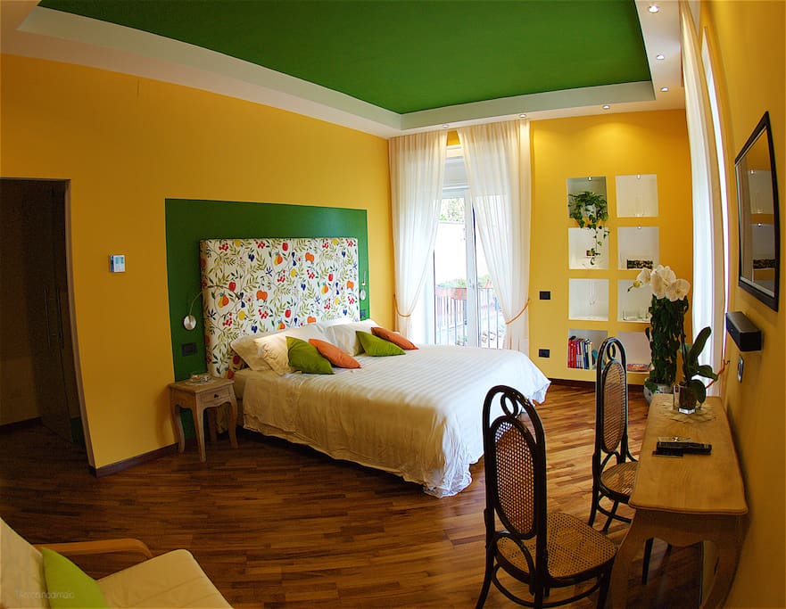 the room / panoramica camera