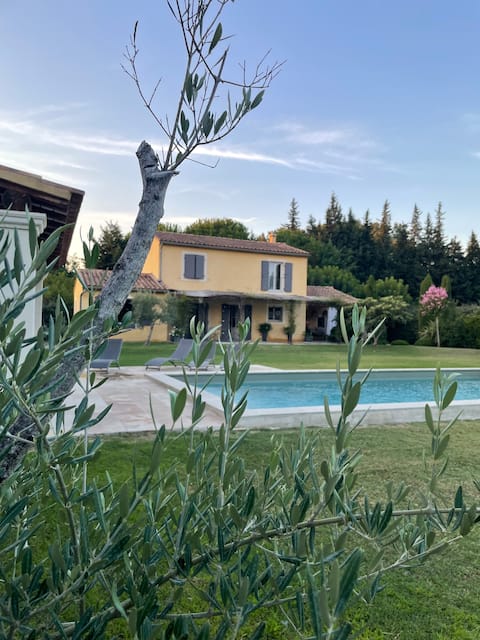 Country home between Alpilles and Luberon