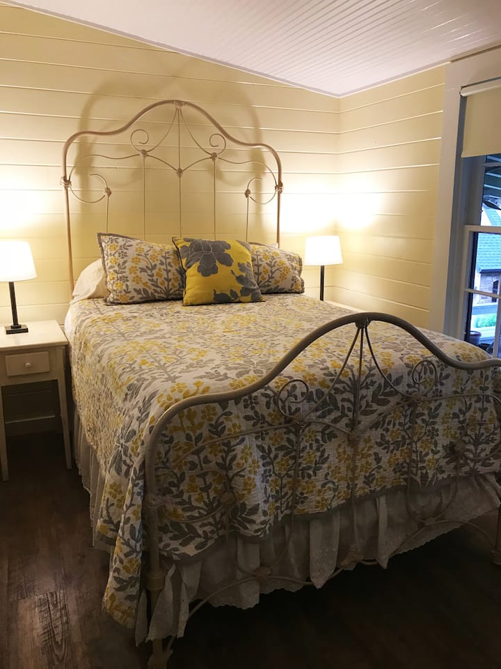 Dormitorio en el primer nivel con cama de matrimonio