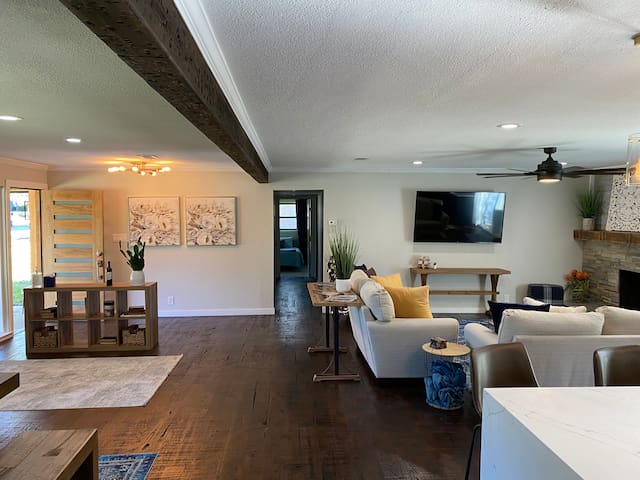 The Corner House- 5 BED/4 BATH home in Dallas gallery image 4