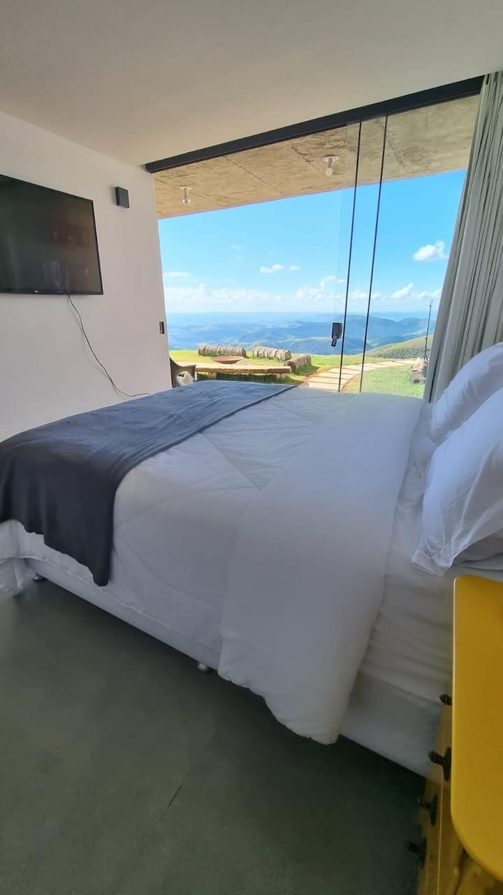 Chumba kilicho na kitanda cha ukubwa wa malkia, runinga janja, sakafu iliyopashwa joto, mwonekano wa kupendeza na ufikiaji wa moja kwa moja wa eneo la nje. 