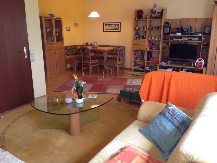 Gemütliches Sofa mit Wohnzimmertisch