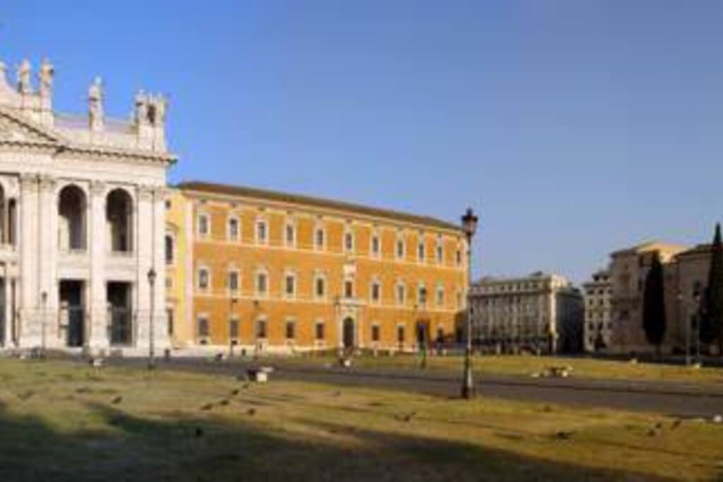 San Giovanni si vede in fondo alla via.