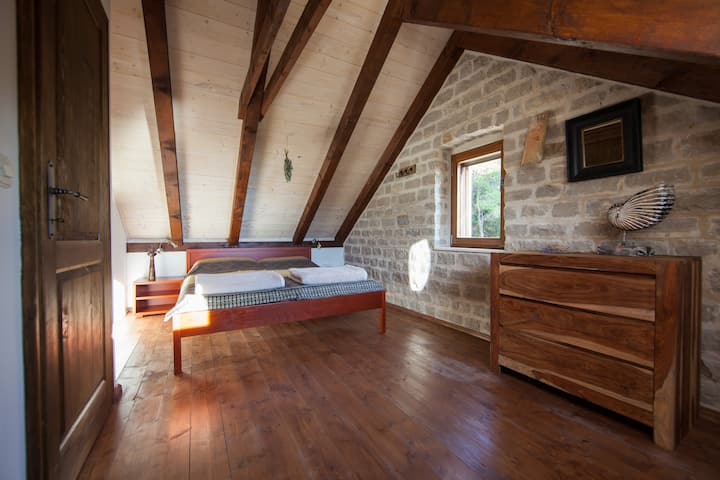 Erstes Schlafzimmer mit Doppelbett im Obergeschoss