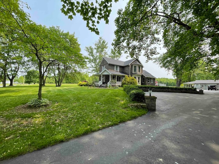 Ridgecrest Farmhouse - Updated and Peaceful