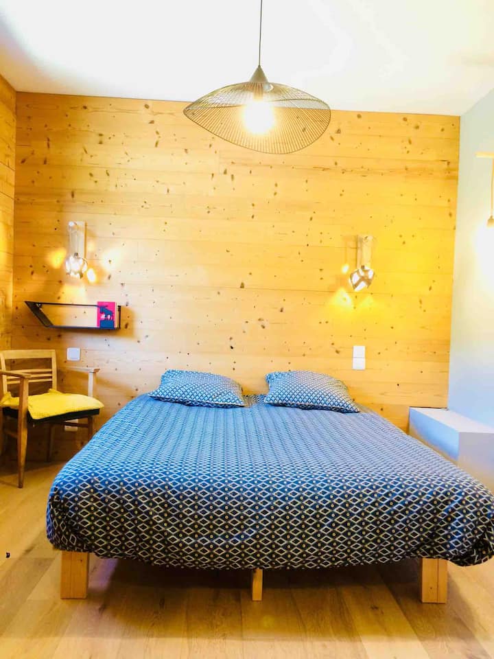 主卧配备标准双人床在楼上 