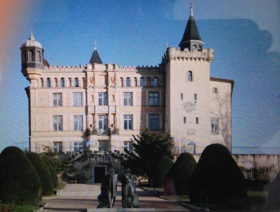 Chateau Saint Priest avec son beau jardin.