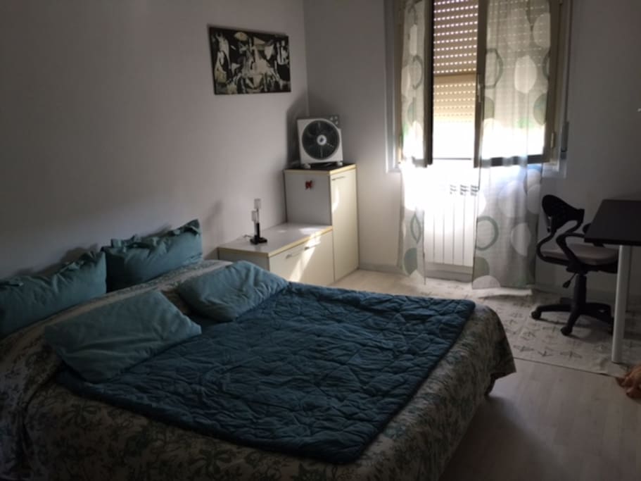 Camera da letto matrimoniale / armadio / scrivania / TV