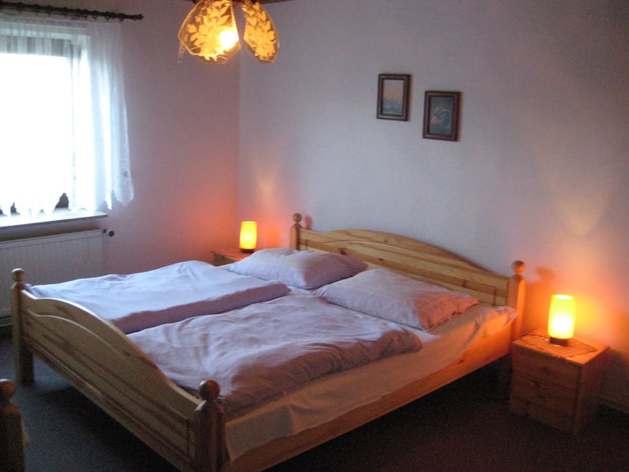 Doppelbett im Schlafzimmer