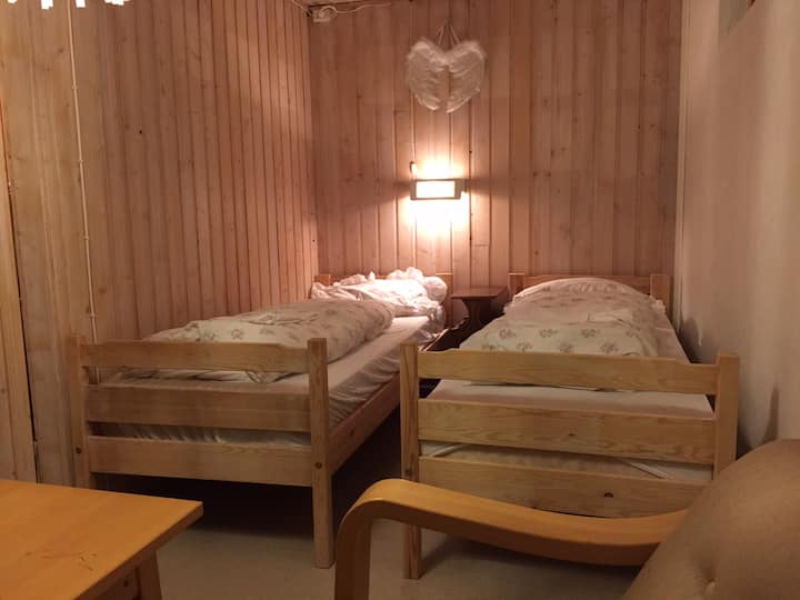 Dhoma e dytë e gjumit në katin e poshtëm me tre krevate