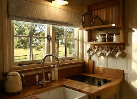 Top Airbnb: The Oak Luxury Shepherds Hut in Warwickshire