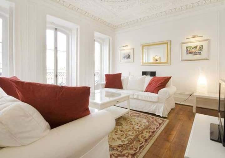 Beautiful Renovated Apartment Built Early 1800's In The Embassy Area Of Lisbon - Campolide