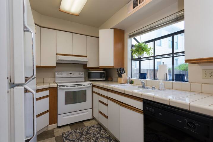 ** SPACIOUS 4BR, Minutes from California Ave ** gallery image 3