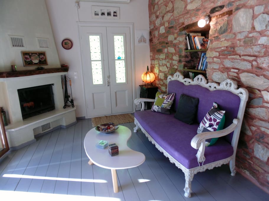 living room with the main entrance and the fire place, on 2nd level