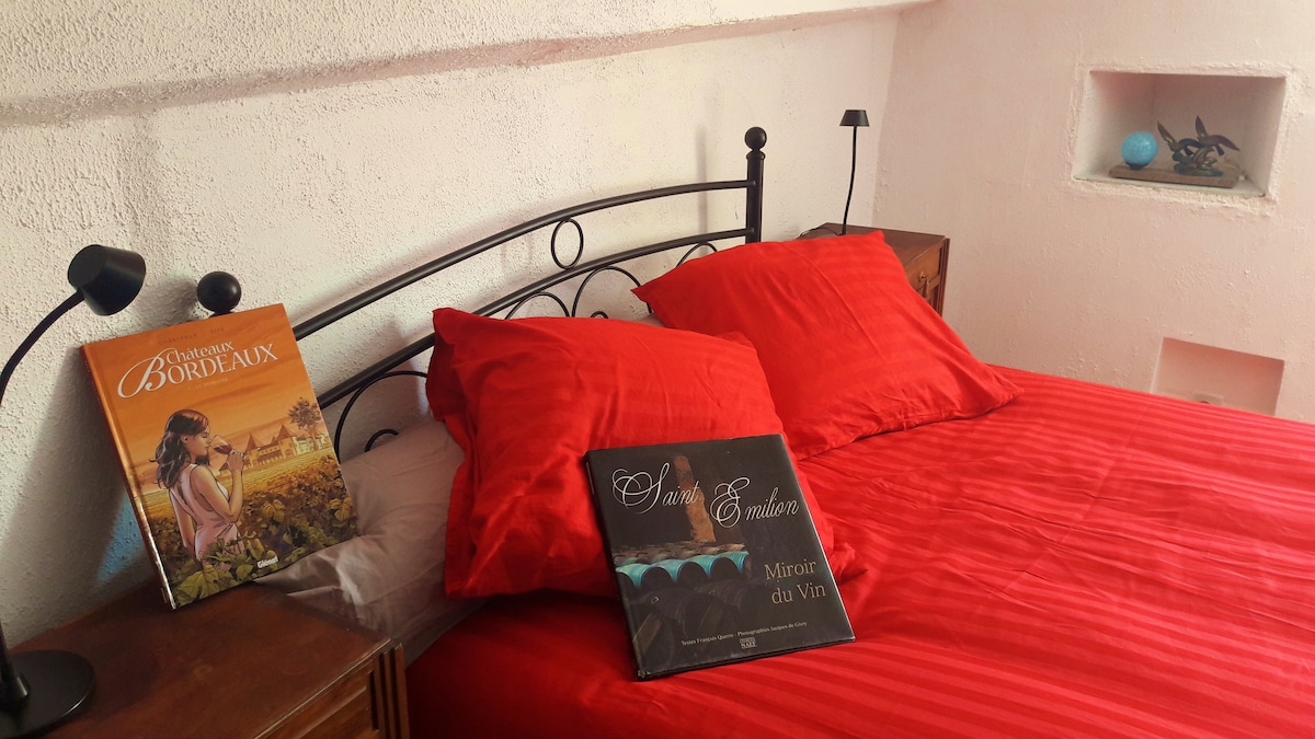 卧室楼上有双人床 