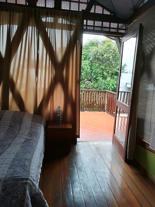 Está es una de las habitaciones disponibles. Tiene cama, un armario y cuenta con una terracita