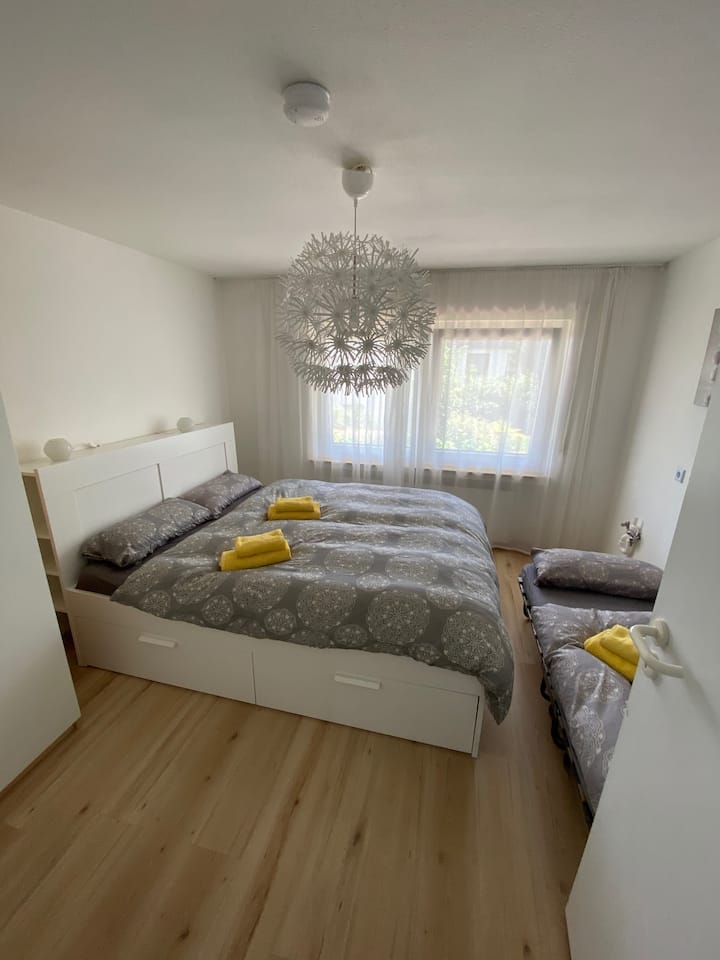 غرفة نوم مع خزانة ملابس ،
وسرير إضافي متاح عند الطلب