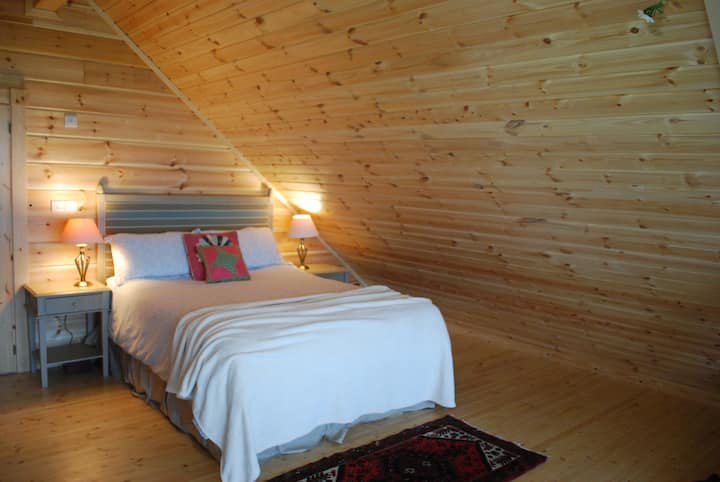 בחדר השינה הראשי היפהפה יש נופים מרהיבים של אזורי הכפר.