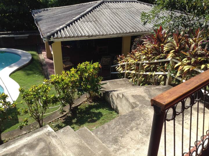 El Salvador en XANADU pool, El Tunco, Surf house Airbnb