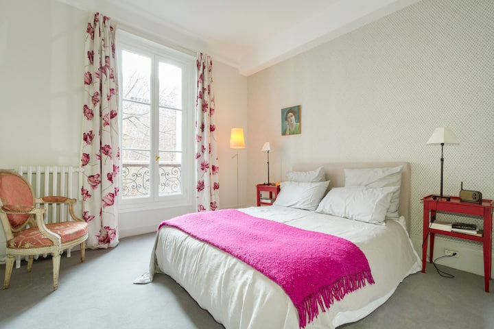 Dormitorio 1   con vistas a los árboles, muy tranquilo, excelente ropa de cama nueva 160 /  BR  n°1 very quiet, opening on a large courtyard, high quality new bed 160