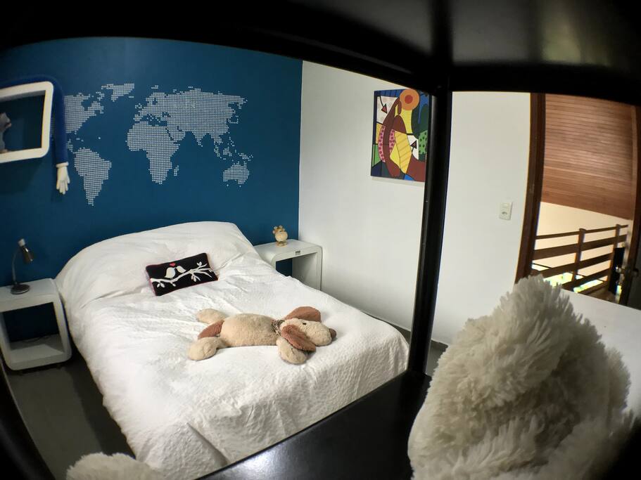 Quarto (vista do ursinho/estante)