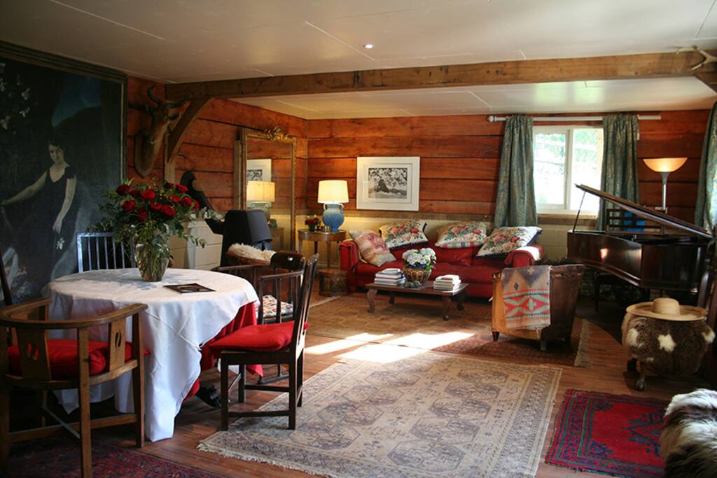 LOUNGE & DINING AREA