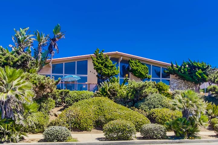 VILLA MAGNIFICA Oceanfront Home with Pool, Hot Tub gallery image 2