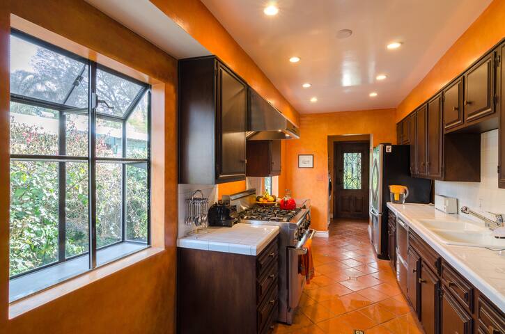 Gorgeous, remodeled, private home Woodland Hills gallery image 2