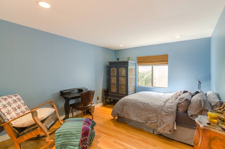 Gorgeous, remodeled, private home Woodland Hills gallery image 3