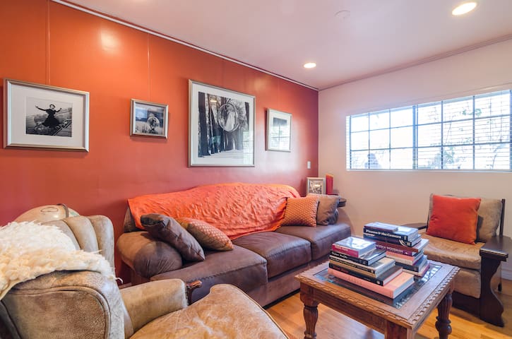 Gorgeous, remodeled, private home Woodland Hills