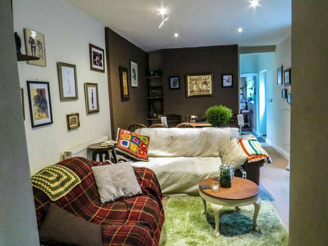 Room in nice cosy garden apartment, close to town