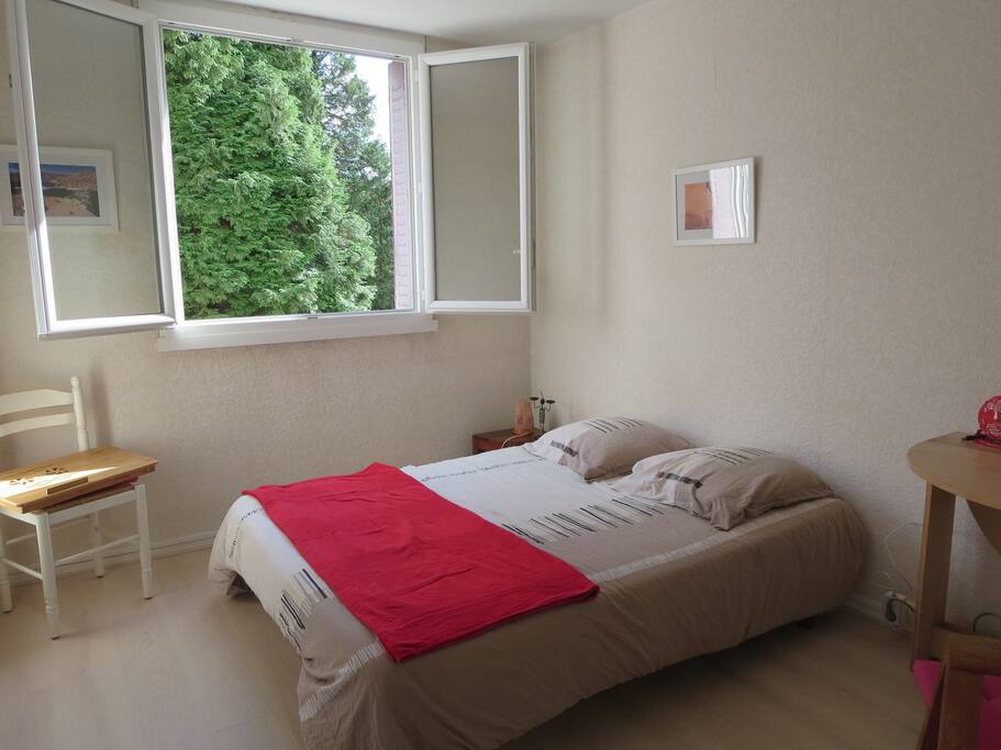 Literie récente.
Matelas et coussins à mémoire de forme.