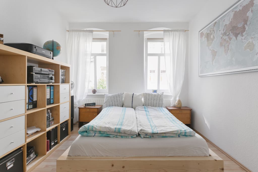 Sehr helles Schlafzimmer mit stylischen Nachttischen