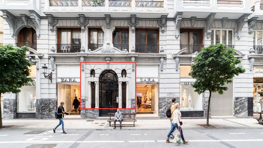 Shopping Area Air Condition. 4 pax