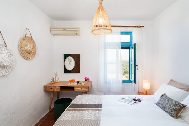 1ο υπνοδωμάτιο με διπλό κρεβάτι στον πρώτο όροφο. (κύριο κτίριο)