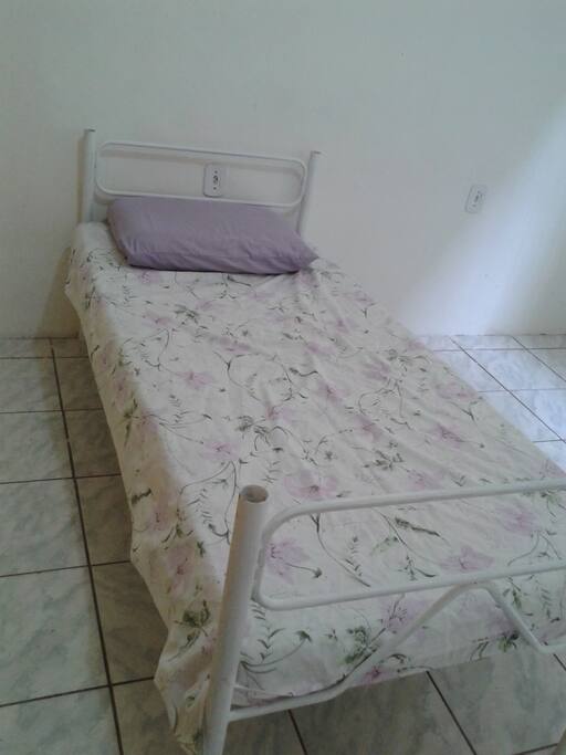 QUARTO AMPLO COM TOMADAS LIGAR COMPUTADOR